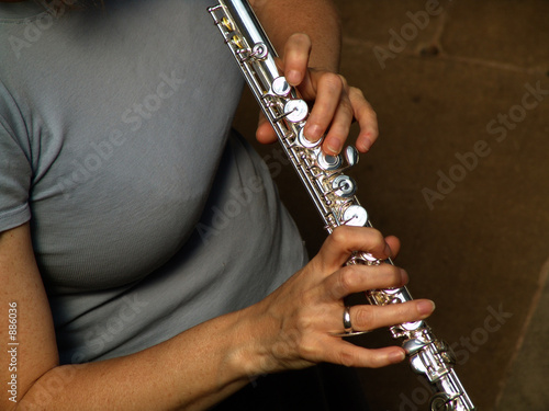 mujer tocando la flauta photo