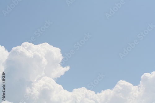 ciel bleu avec nuages