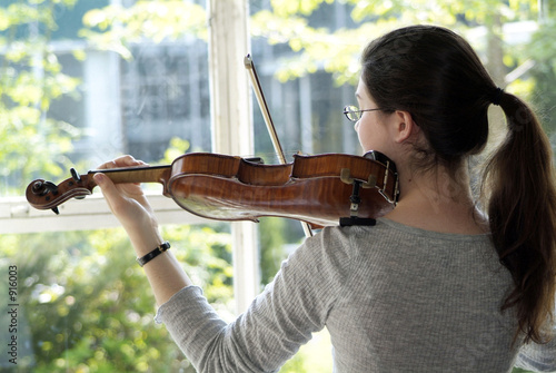 girl playing a violin