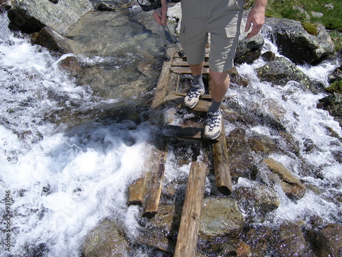 mann geht über brücke photo