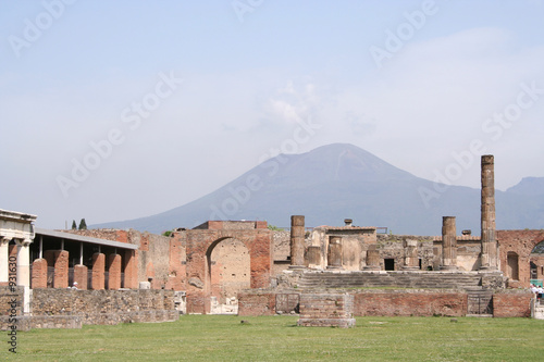 pompeii overlooked by vesuvius