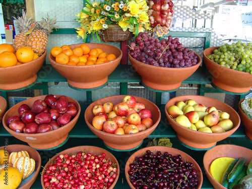 recipientes llenos de fruta
