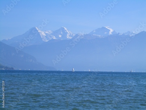 segelboote vor schneebergen