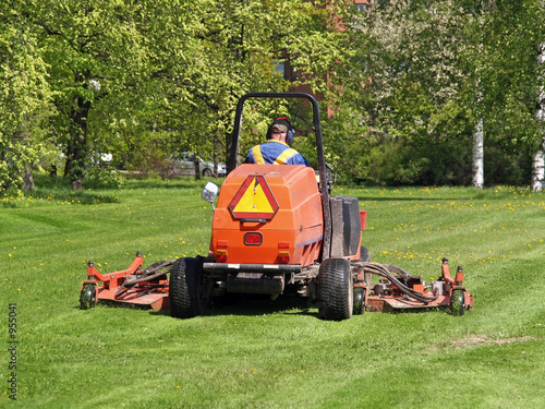 grass cutting tractor