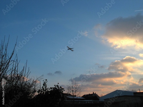 décollage avion au soleil couchant