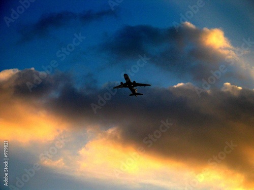 décollage d'avion au soleil couchant