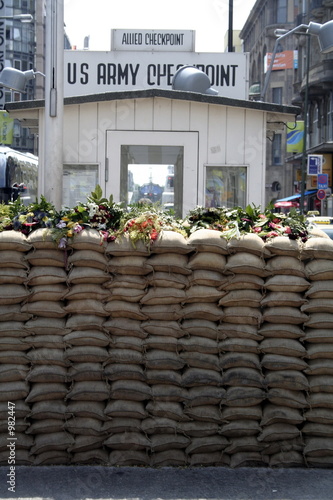 checkpoint charlie photo