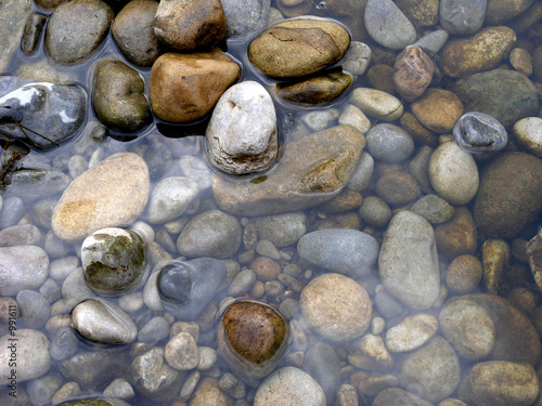 Photo pebbles in water
