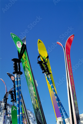 skis