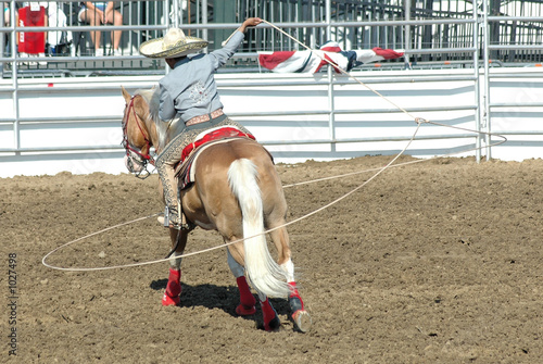 Foto mexican cowboy doing rope trick on horseback