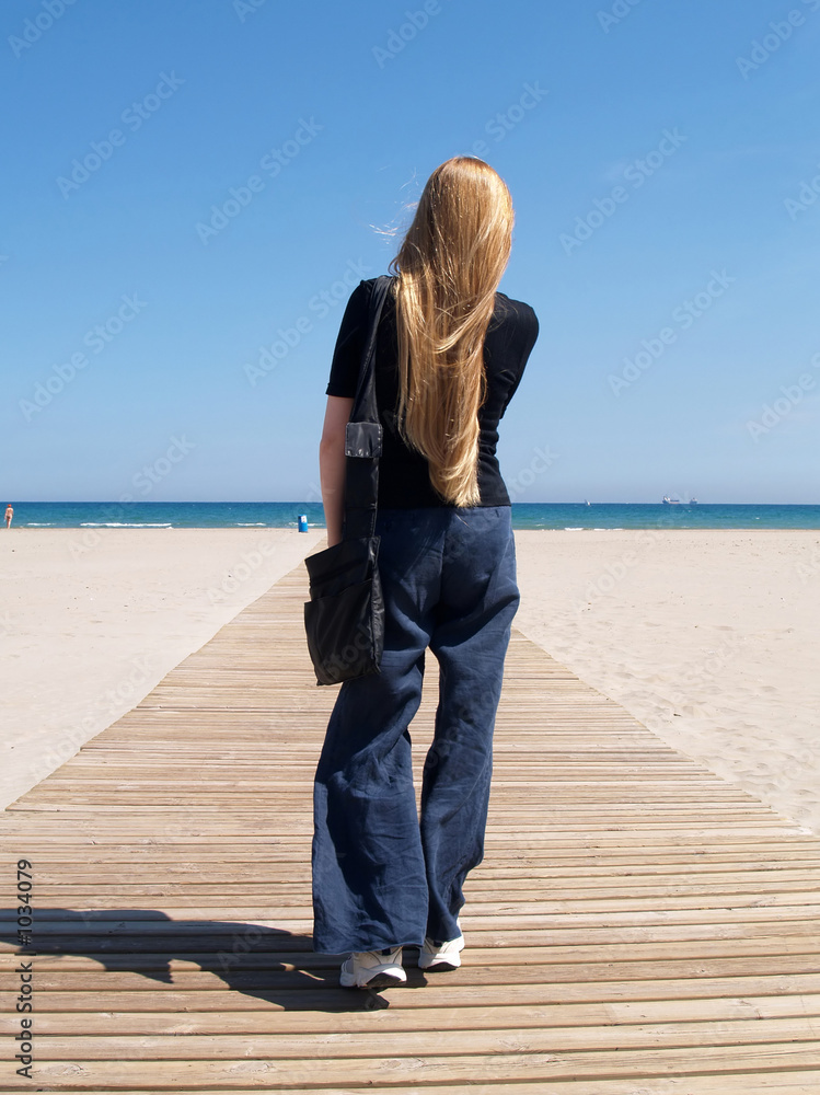 mujer yendo a la playa foto de Stock Adobe Stock