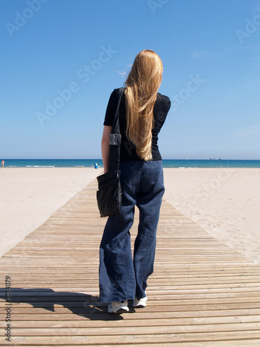 mujer yendo a la playa photo