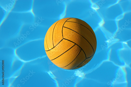 waterpolo ball in pool (1)