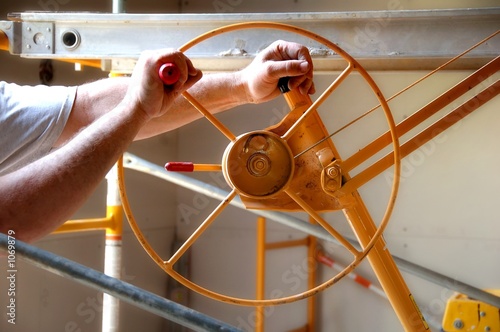 Valokuva contractor using drywall lift
