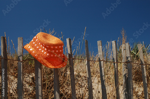 chapeau orange sur barrière