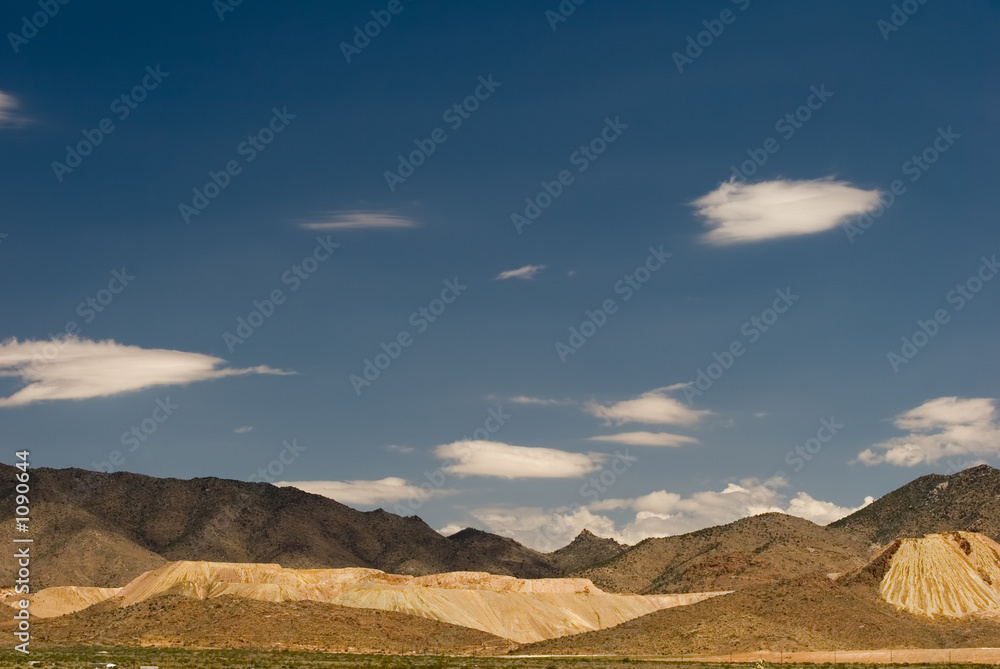 mountain scape in the mojave desert