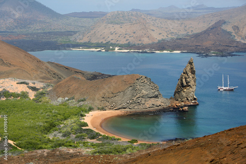 pinnacle rock - bartolome - iles galapagos photo