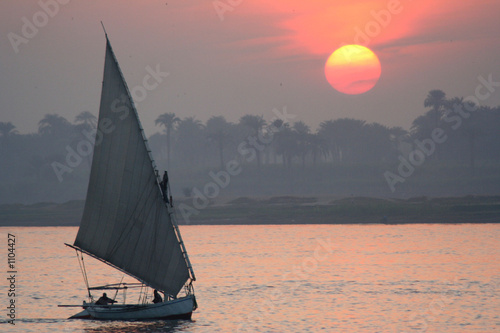 felouque sur le nil au coucher du soleil