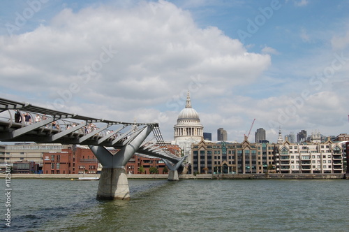 Fototapeta Naklejka Na Ścianę i Meble -  london / st. paul's / millenium bridge city scene