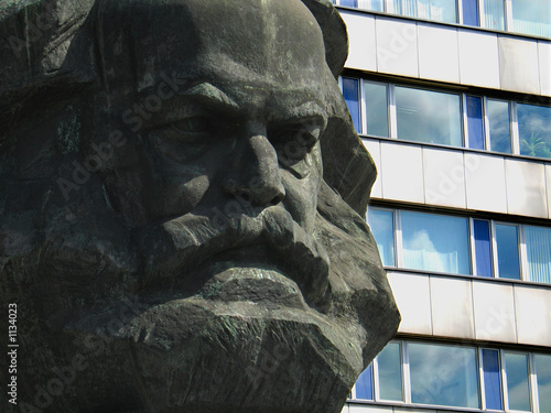 karl marx statue