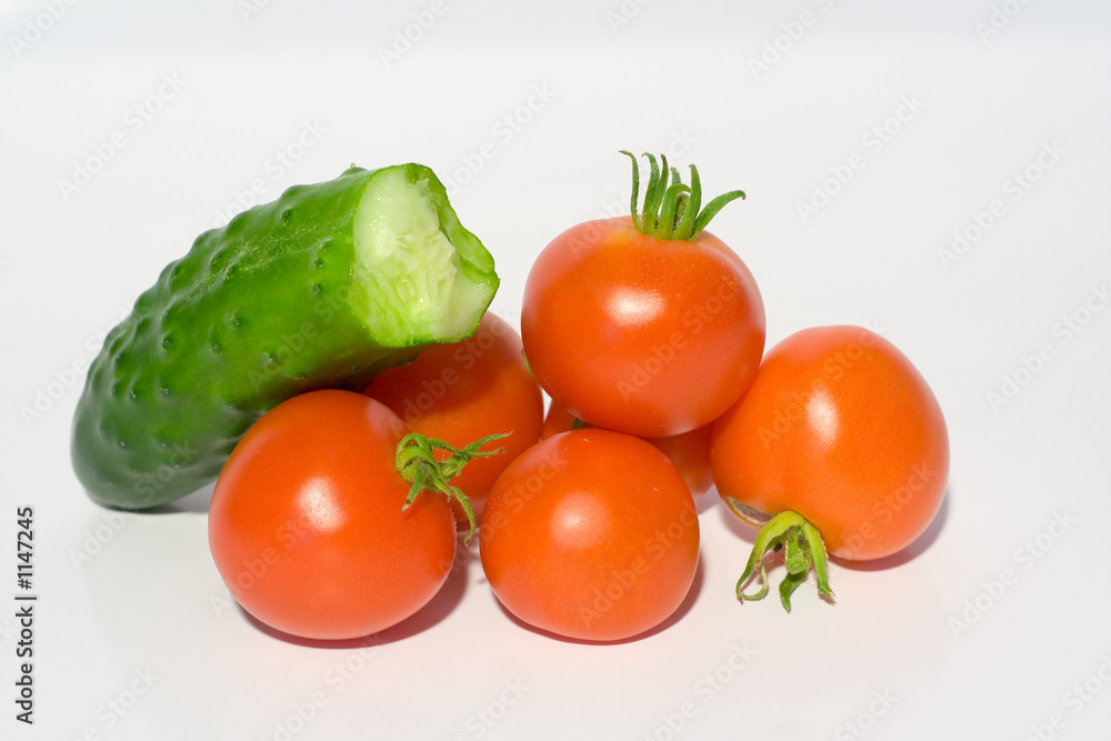 tomaten und gurken auf weiss ao_060822_2360.cr2 tomaten und gurken auf weiss ao_060822_2360.cr2