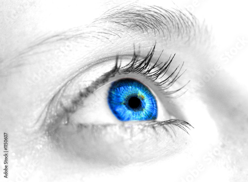oeil qui regarde vers le haut