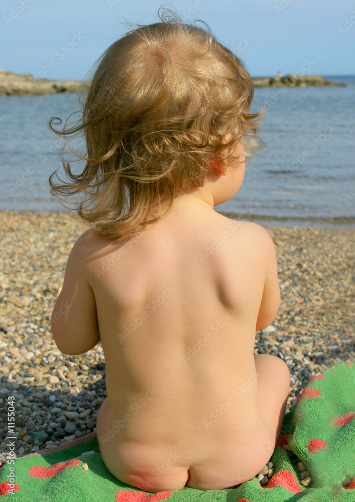 nudist enfant  Petit enfant nu de dos au bord de mer Stock 写真 | Adobe Stock