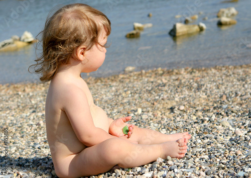 Картината върху платно Petit enfant nu assis au bord de mer