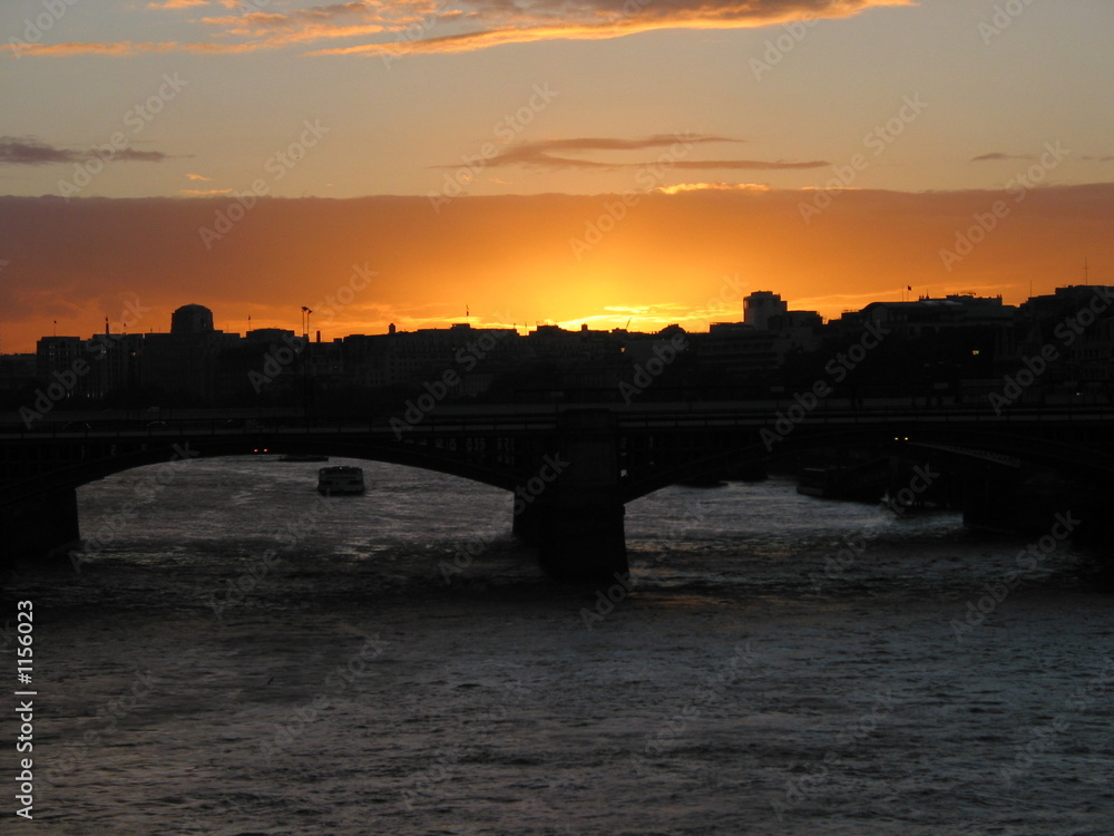 coucher de soleil au dessus d'un pont