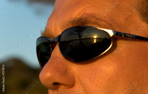 homme avec des lunettes de soleil