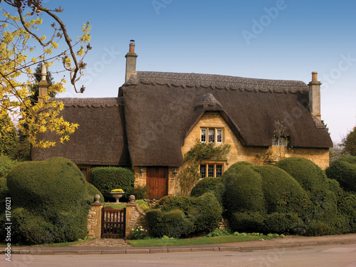 thatched house in chipping campden photo