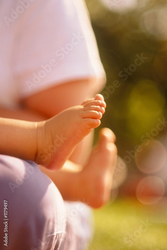 Wallpaper Mural baby feet Torontodigital.ca