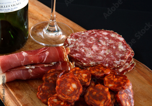 charcuterie sur planche avec un bon verre de vin