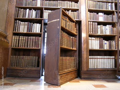 geheimtür hinter bücherregalen