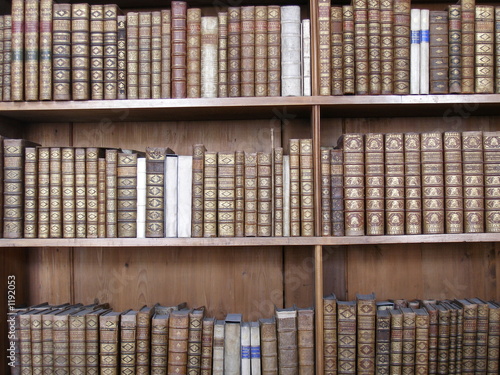 bücherregal mit alten büchern