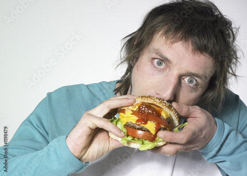 homme et hamburger