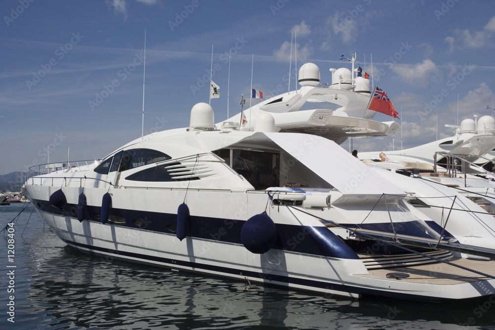 Fototapeta premium luksusowy jacht w porcie saint-tropez