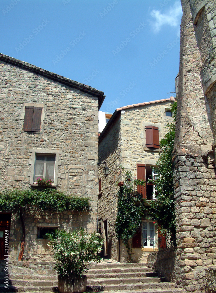 rue d'un village en ardèche