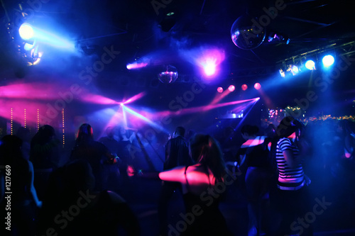 tanzende menschen in einer disco © DWP
