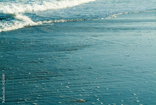 Fotografia waves on beach at lowtide and dusk