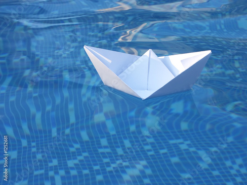 white paper boat © Roman Milert