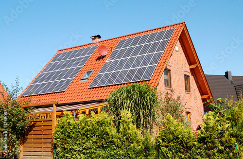 solarzellen an wohnhaus photo
