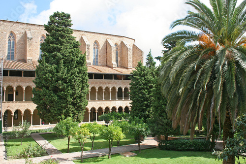 Photography courtyard of pedralbes abbey.