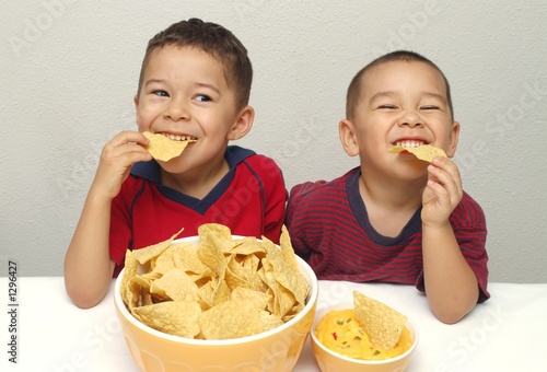 Obraz na plátne brothers, chips, and queso 1