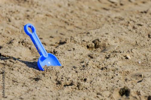 schaufel im sand