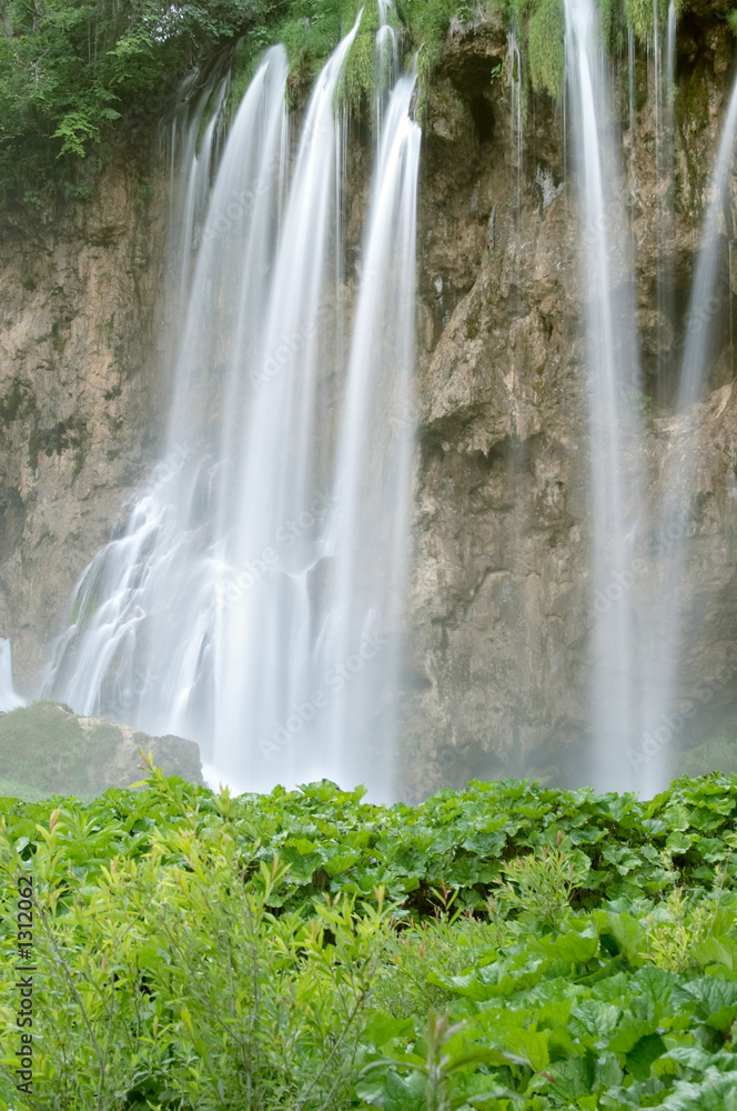 Naklejka premium waterfall in plitvice lake (plitvicka jezera)