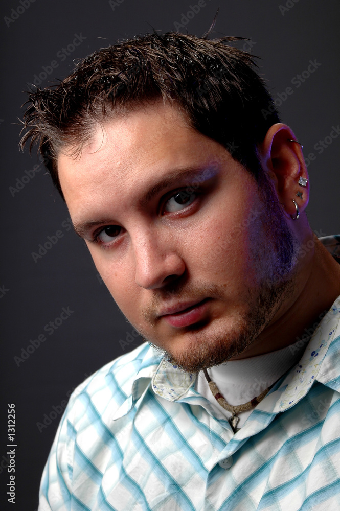Obraz premium young man looking serious