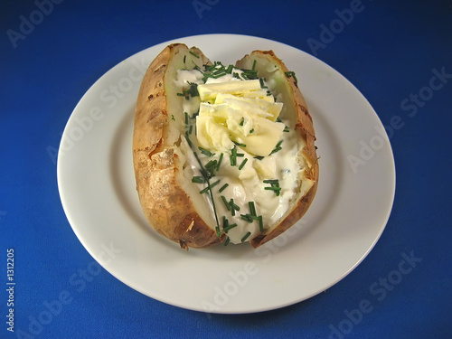 baked potato with sour cream and chives 2