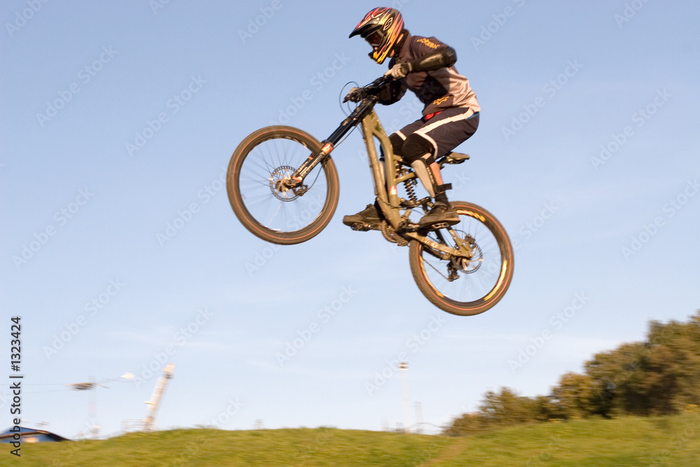 Naklejka premium mountain bike flying