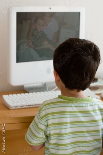 enfant regardant des photos sur un ordinateur